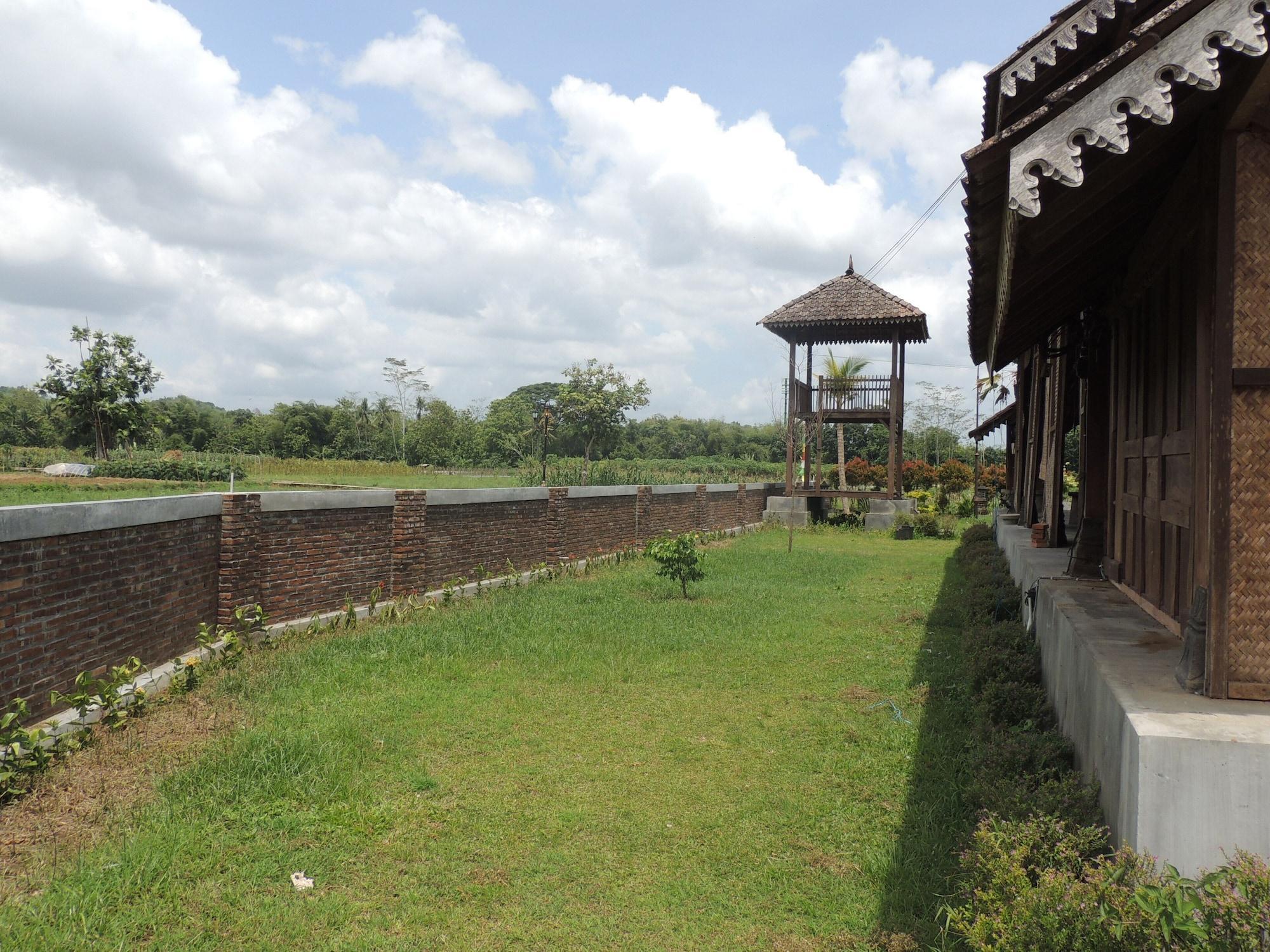 Balkondes Karanganyar Pottery Academy Hotel Magelang Exterior photo